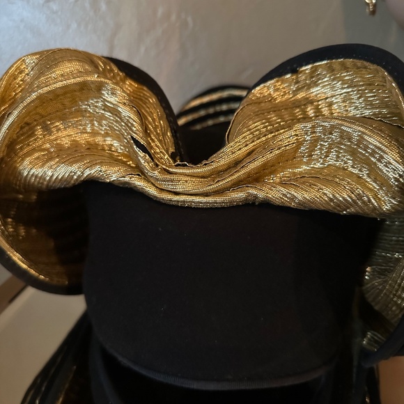 ONE-OF-A-KIND 1970s\' GOLD LAME AND BLACK FABRIC CHURCH HAT main image 7